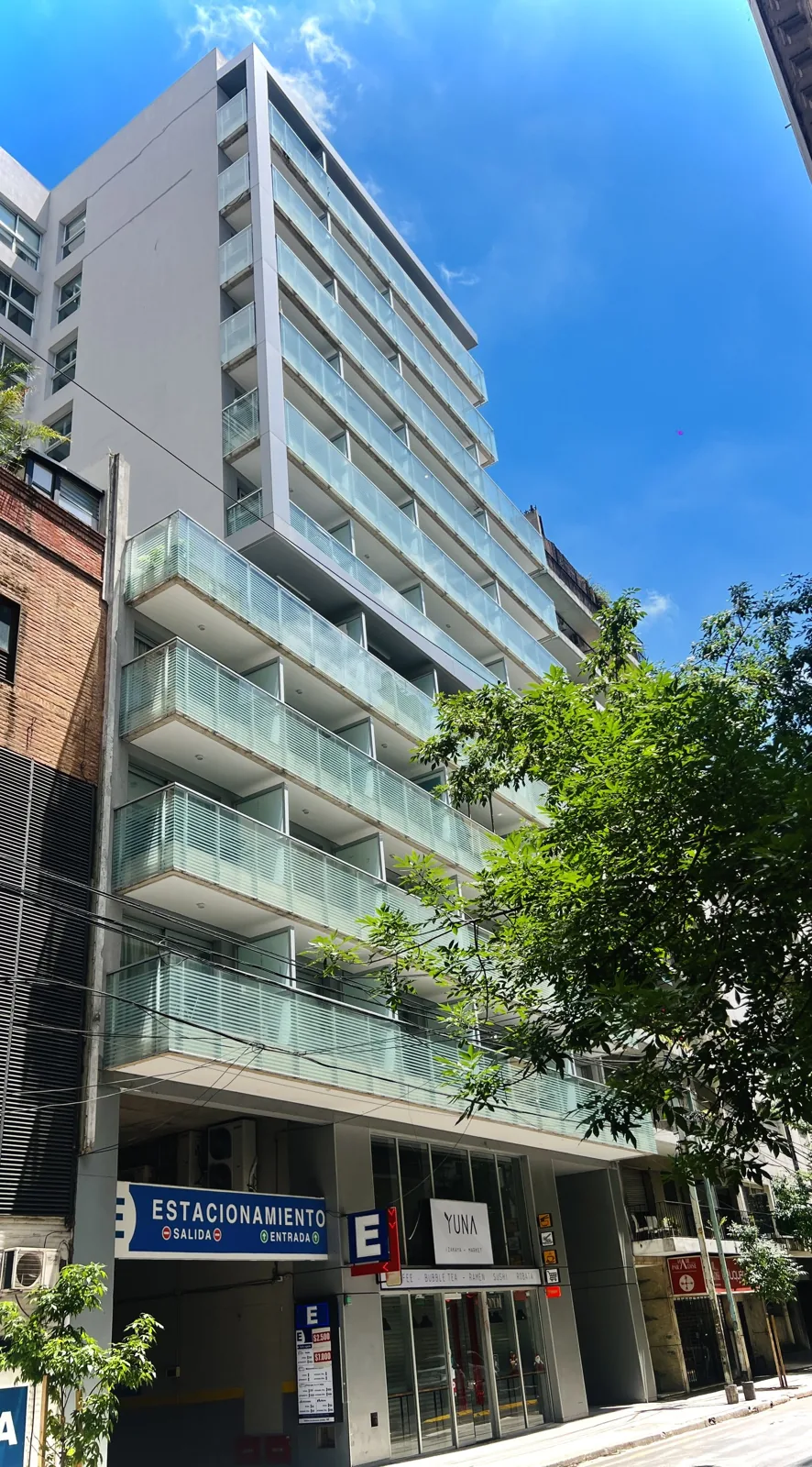 Fachada del edificio de Ambbi en Uriburu 1070, Recoleta