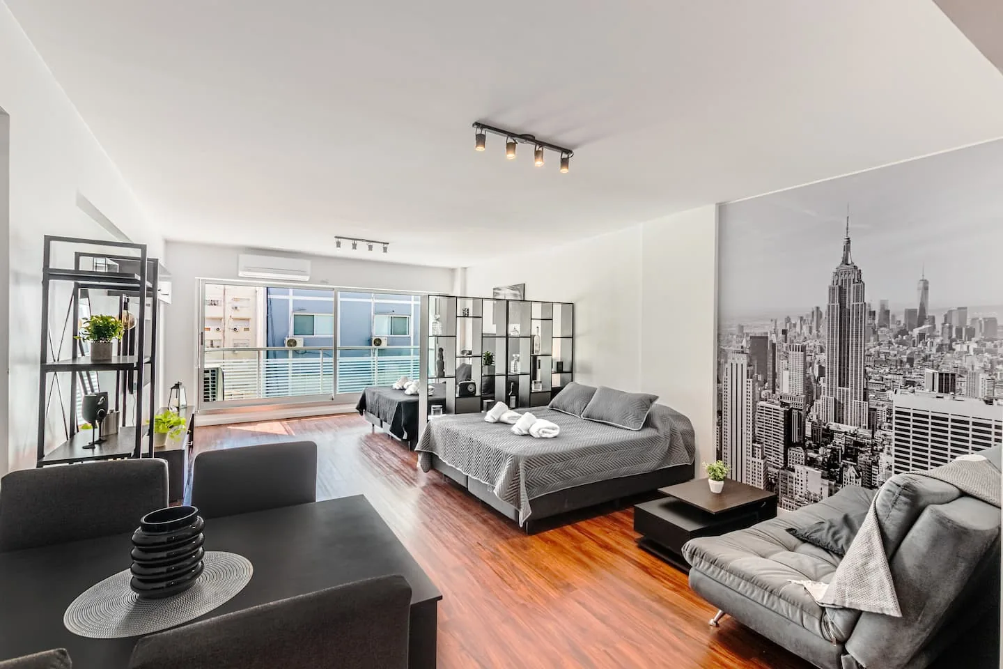 Departamento de alquiler temporario en Recoleta — 701 · New York Divided